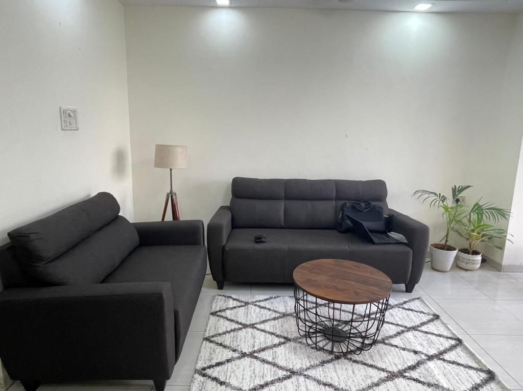 2 BHK Un Furnished in Uttam Niwas , Khar West